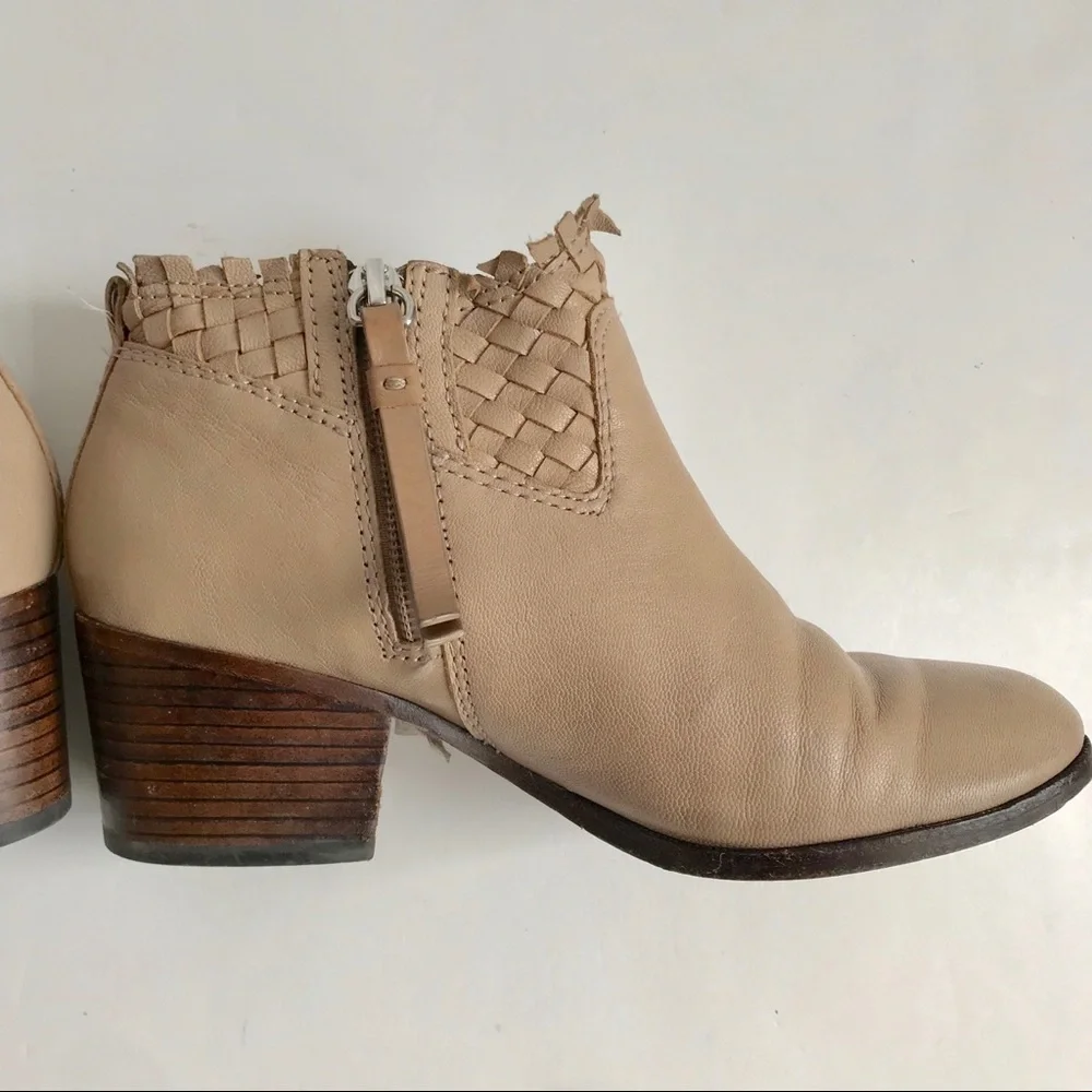 Coach EUC Beige Leather Woven Ankle Boots Size 5